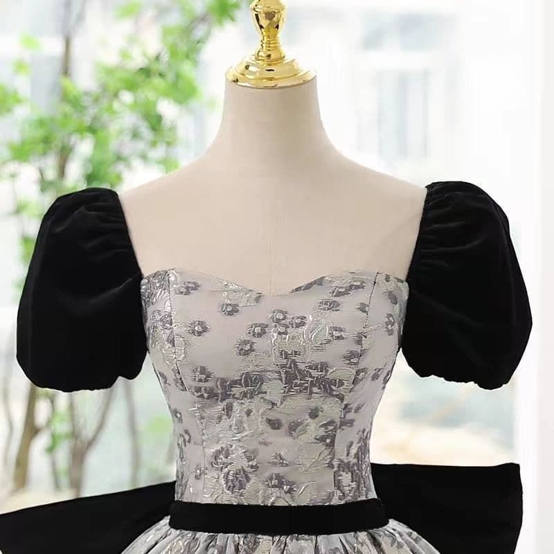 高貴な印象を放つ花柄に気品と可憐さを纏うバックリボンドレス