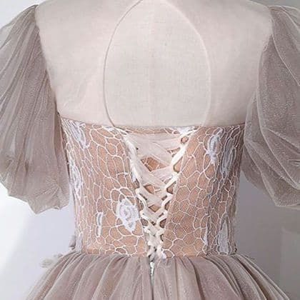 クラシックエレガントなベージュドレス