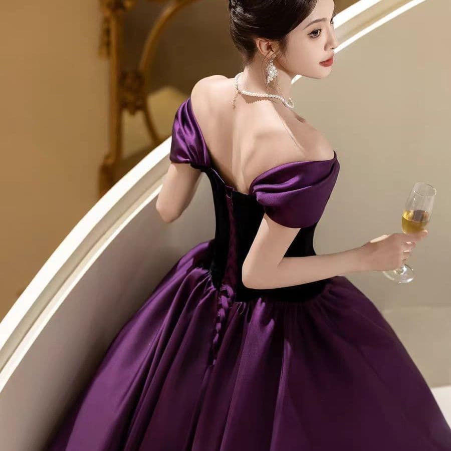 高貴な夜を彩るロイヤルパープル 上質ドレスで華やかに 大きいサイズ