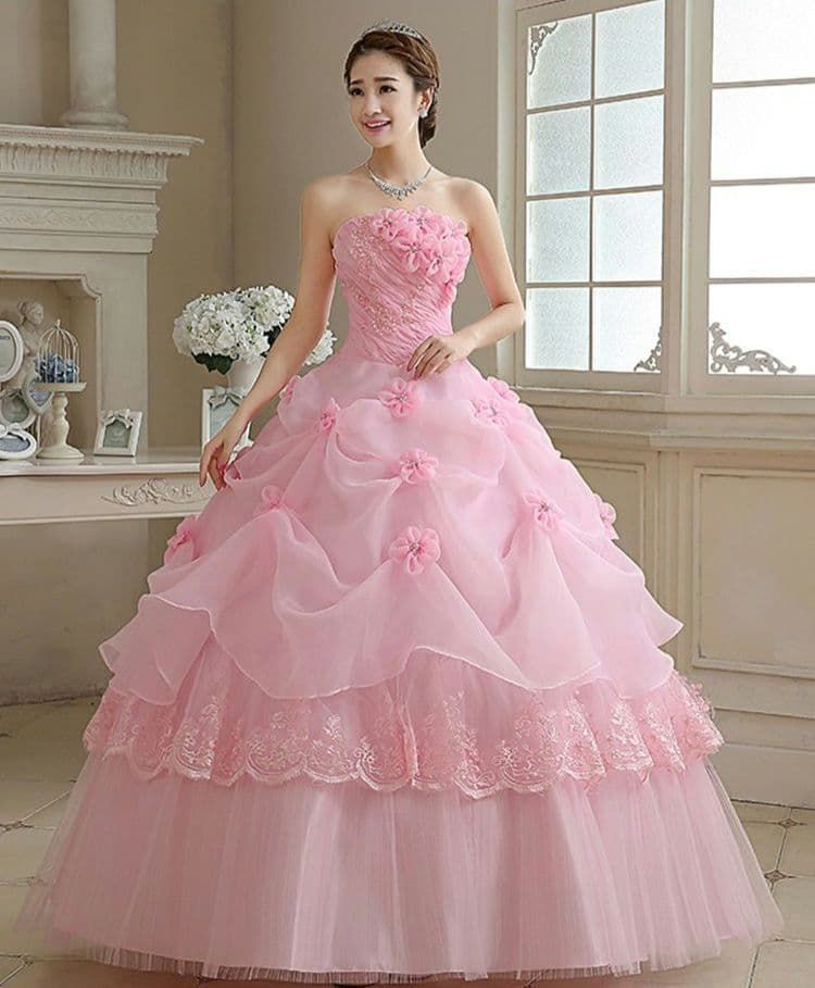 春の妖精を思わせる 優美なレースと花モチーフのロマンティックドレス