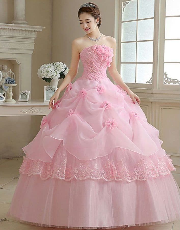 春の妖精を思わせる 優美なレースと花モチーフのロマンティックドレス