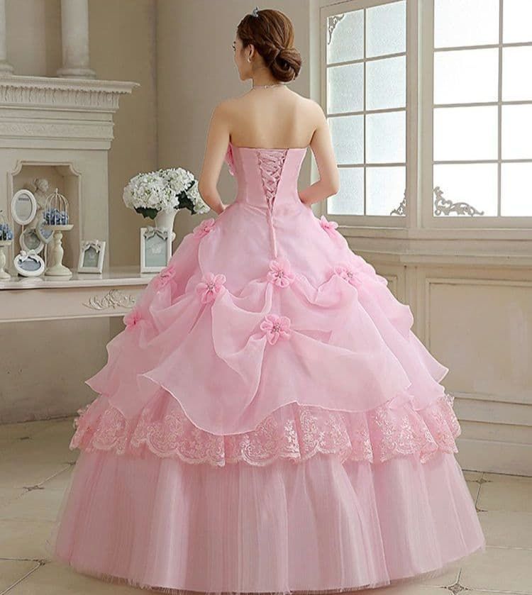 優美なレースと花モチーフのロマンティックドレス