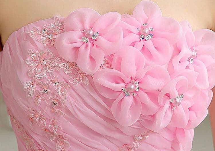 優美なレースと花モチーフのロマンティックドレス