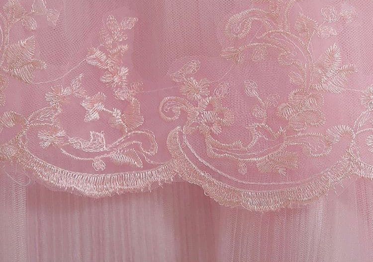 優美なレースと花モチーフのロマンティックドレス