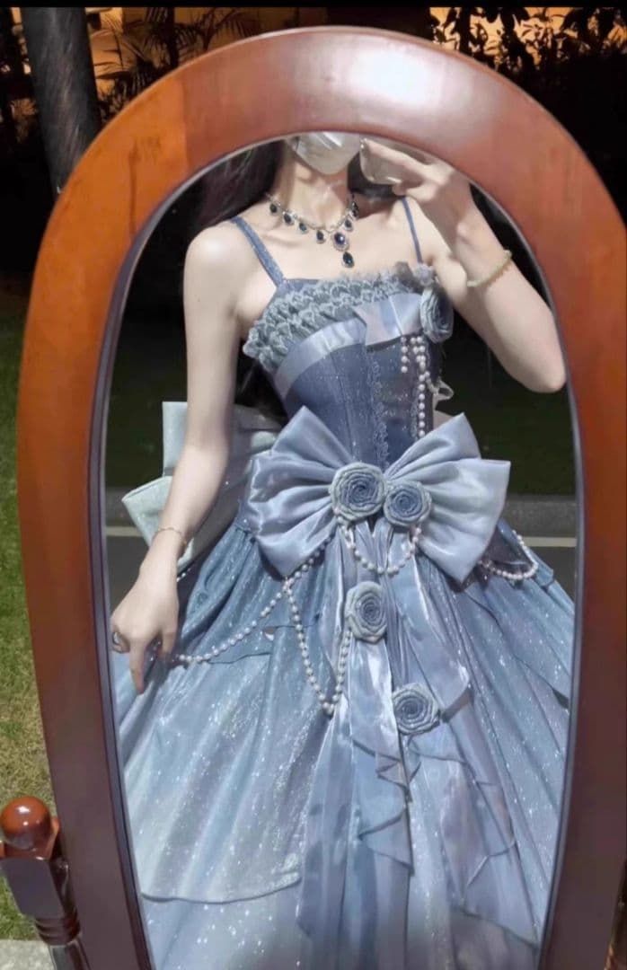 月光を纏うロイヤルブルードレス