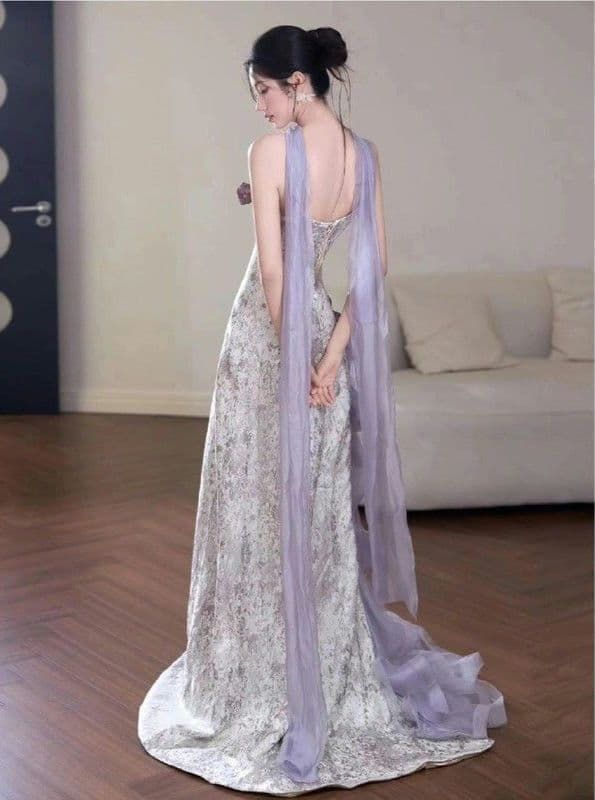 ラベンダーの花びらが舞うように優雅な 夢幻のフローラルエレガンスドレス MAAHADDERANG_COM