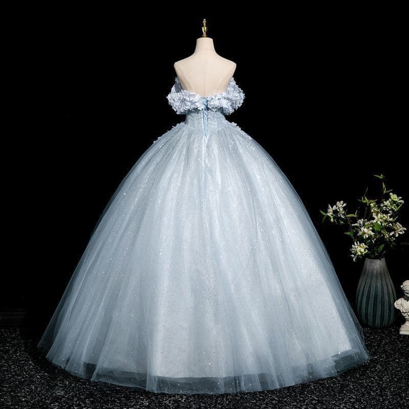 雪の精のようなエレガントドレス