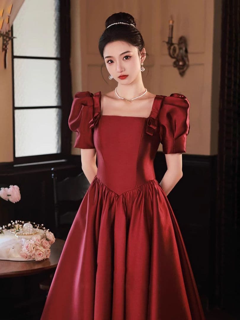 深紅のサテンが輝くクラシカルエレガントドレス