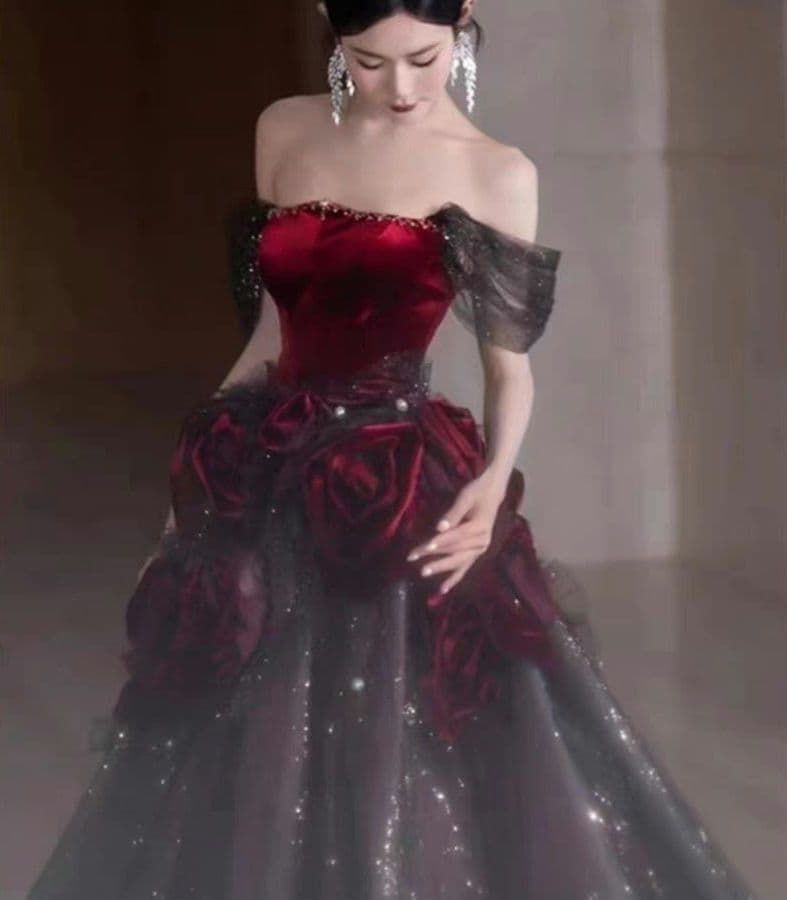 夜の舞踏会に咲く薔薇の女王 優雅に煌めくベルベットボールドレス