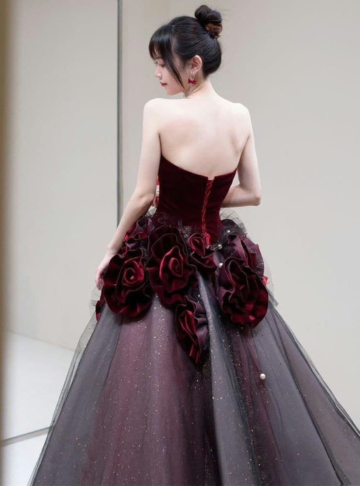 夜の舞踏会に咲く薔薇の女王