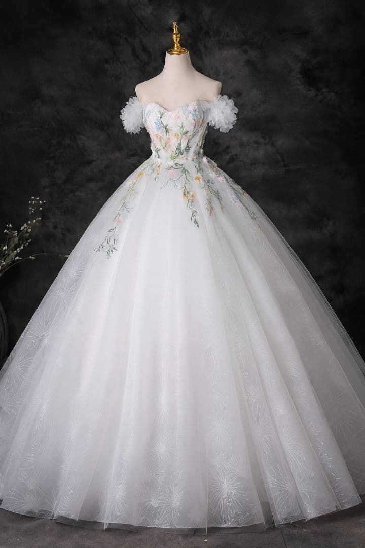花の楽園に舞い降りたような 可憐で幻想的なホワイトプリンセスドレス