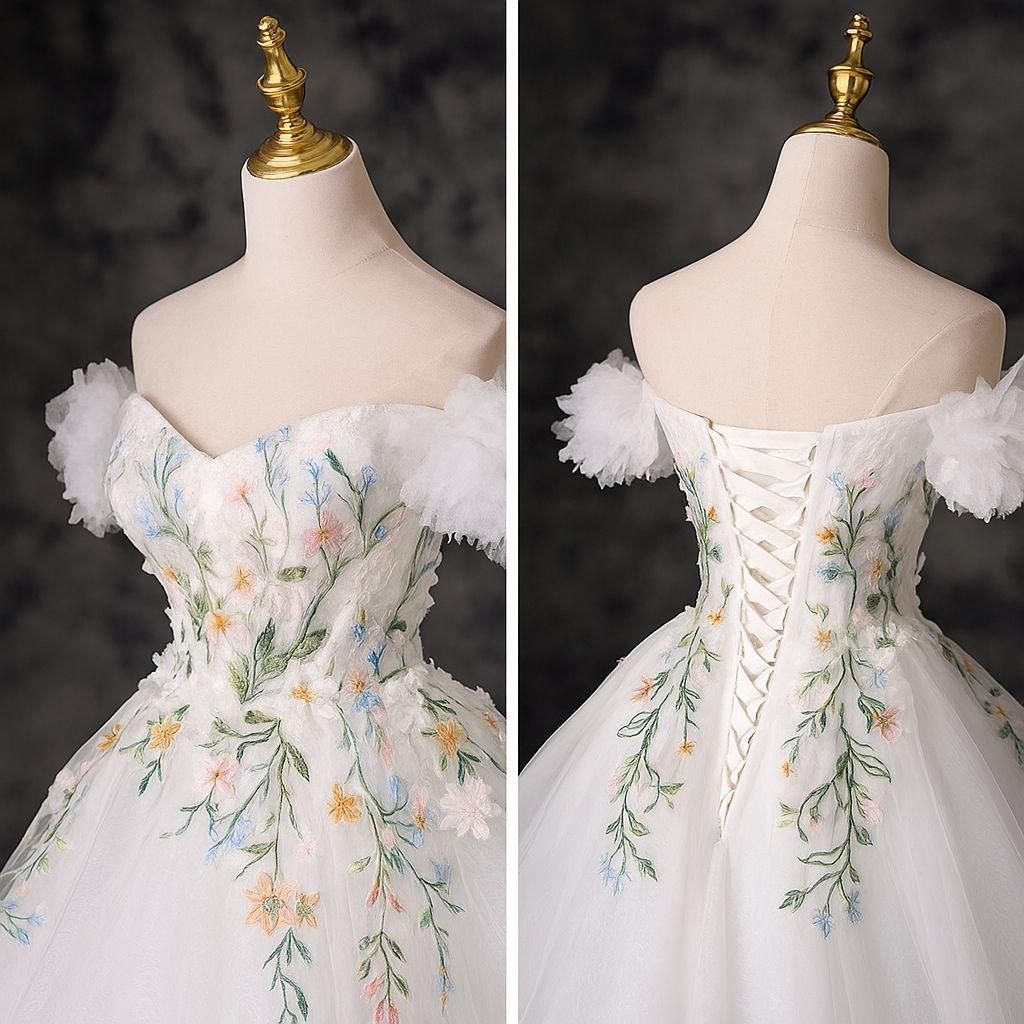 可憐で幻想的なホワイトプリンセスドレス