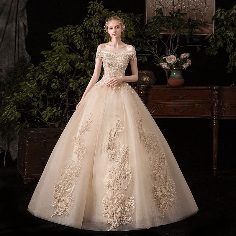 シャンパンゴールドに咲く花刺繍が美しいクラシカルプリンセスドレス