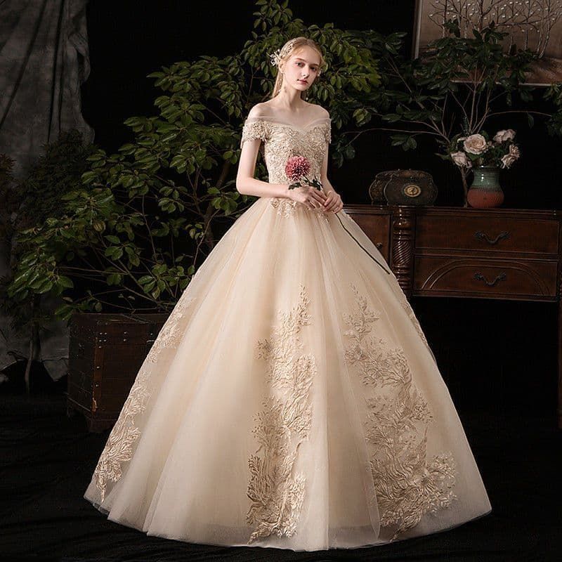 シャンパンゴールドに咲く花刺繍が美しいクラシカルプリンセスドレス