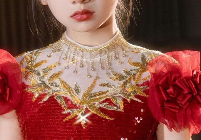  気品と輝きを両立した 小さなプリンセスのための赤のドレス ワンピース ベビー服(~95cm)