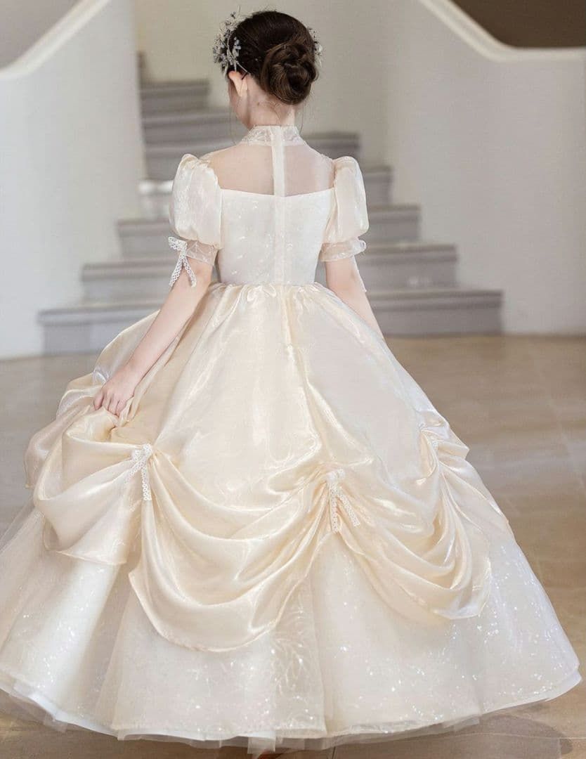 繊細な光を映す チュールとサテンのエレガントプリンセスドレス