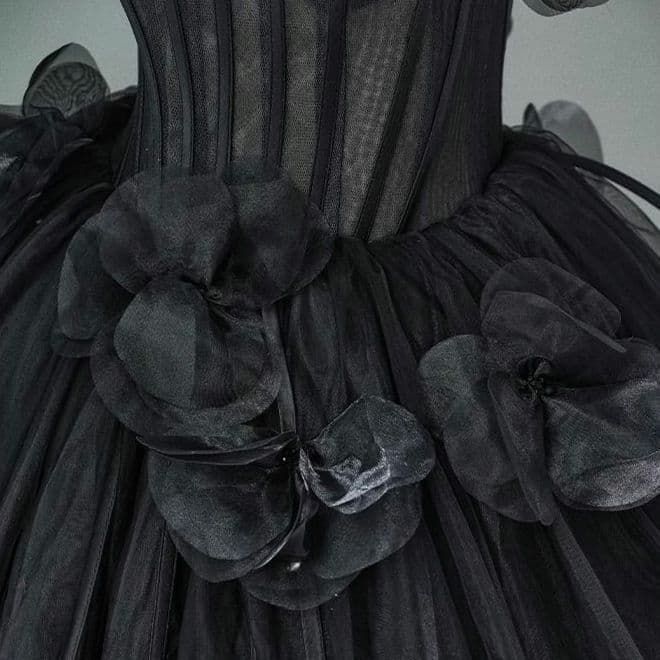 激安特価で販売中！ 気品と妖艶を纏うブラックチュールのゴシックドレス 海外ファッション通販。