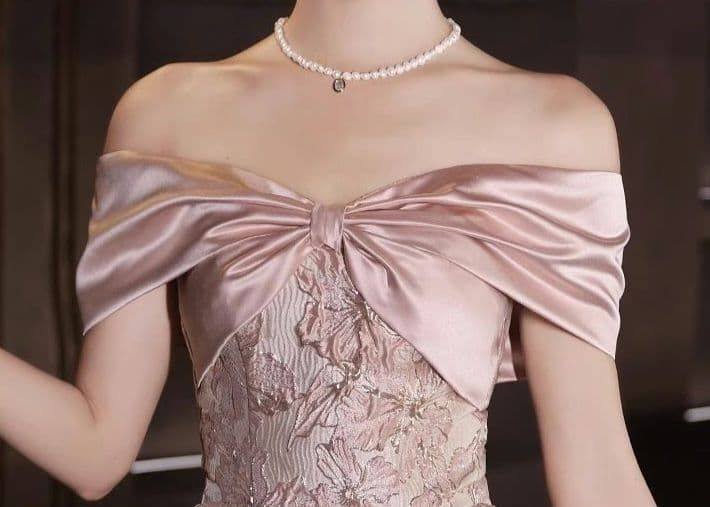 披露宴や演奏会に最適 気品漂う花柄オフショルダードレス ピンクベージュ MAAHADDERANG_COM