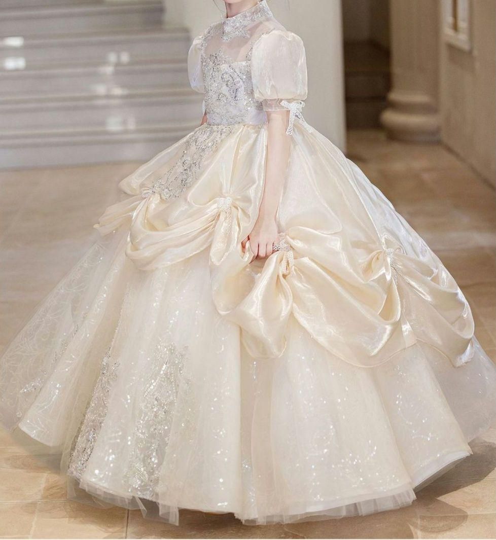 繊細な光を映す チュールとサテンのエレガントプリンセスドレス