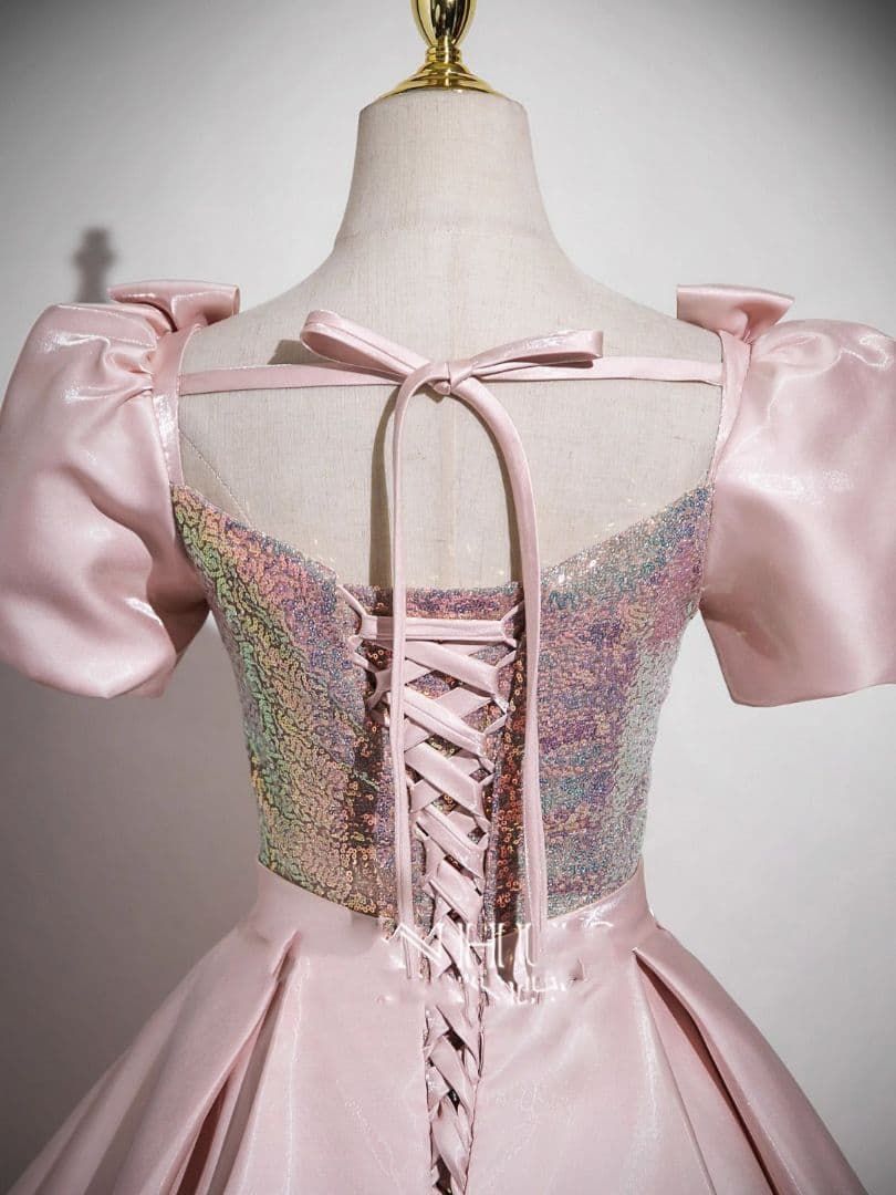 淡い桜色に輝く