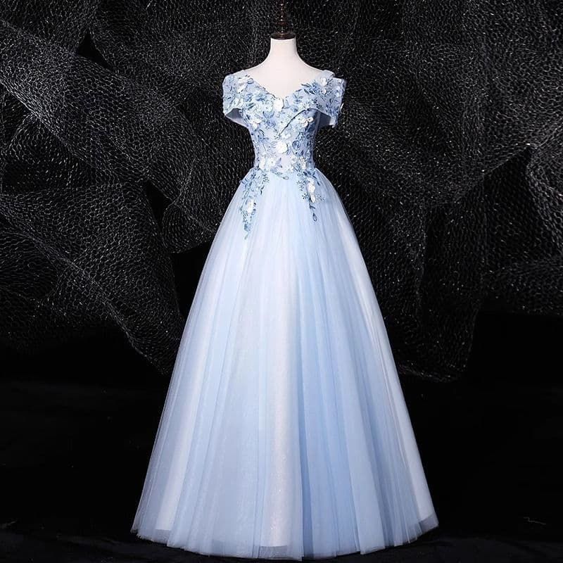 氷の精が舞うように輝く ライトブルーのシンデレラドレス 大きいサイズ