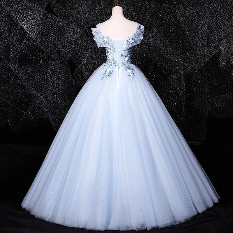 ライトブルーのシンデレラドレス