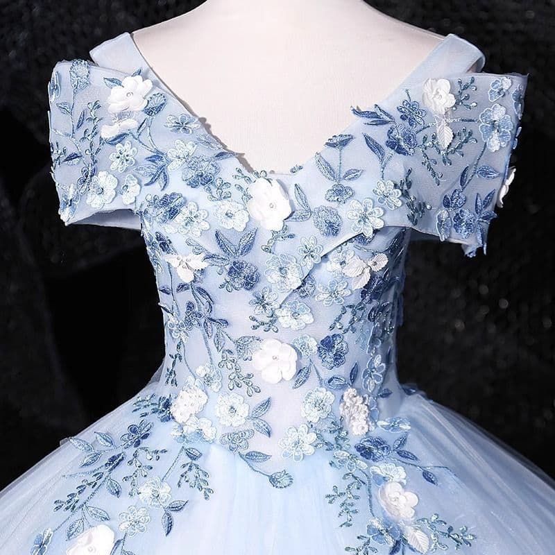 氷の精が舞うように輝く ライトブルーのシンデレラドレス