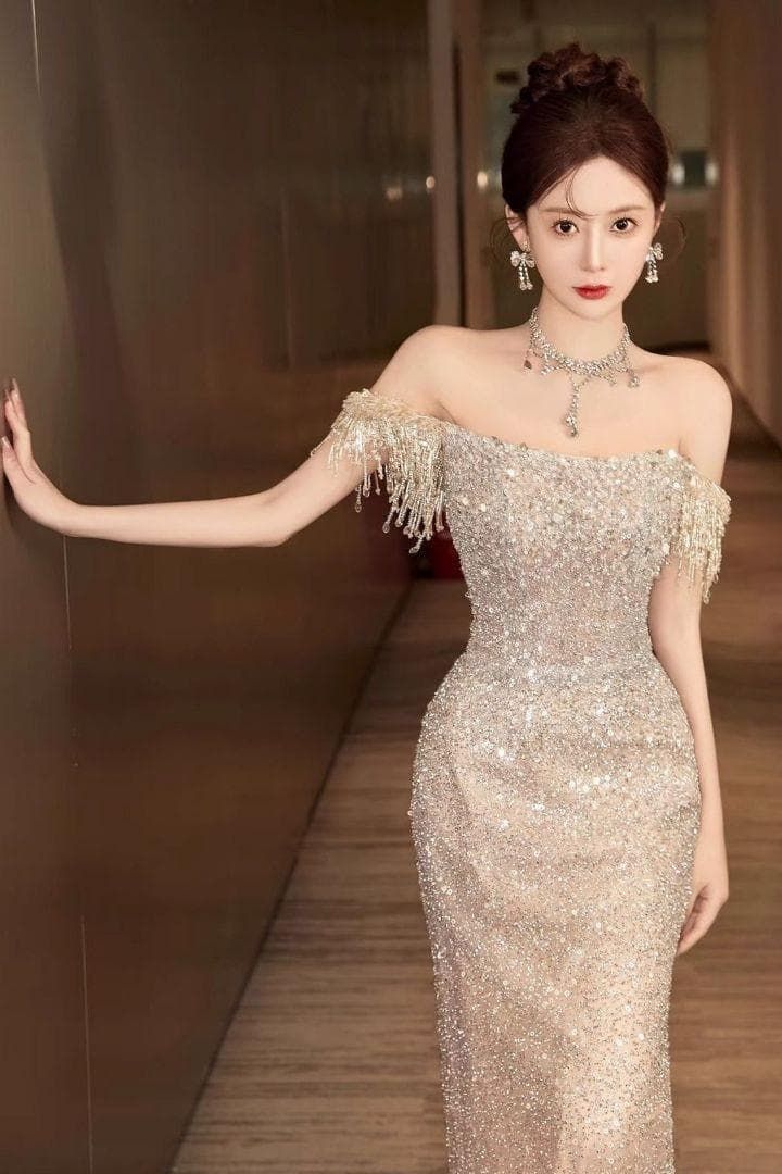 ラグジュアリーな煌めきのオフショルダーロングドレス キャバドレス