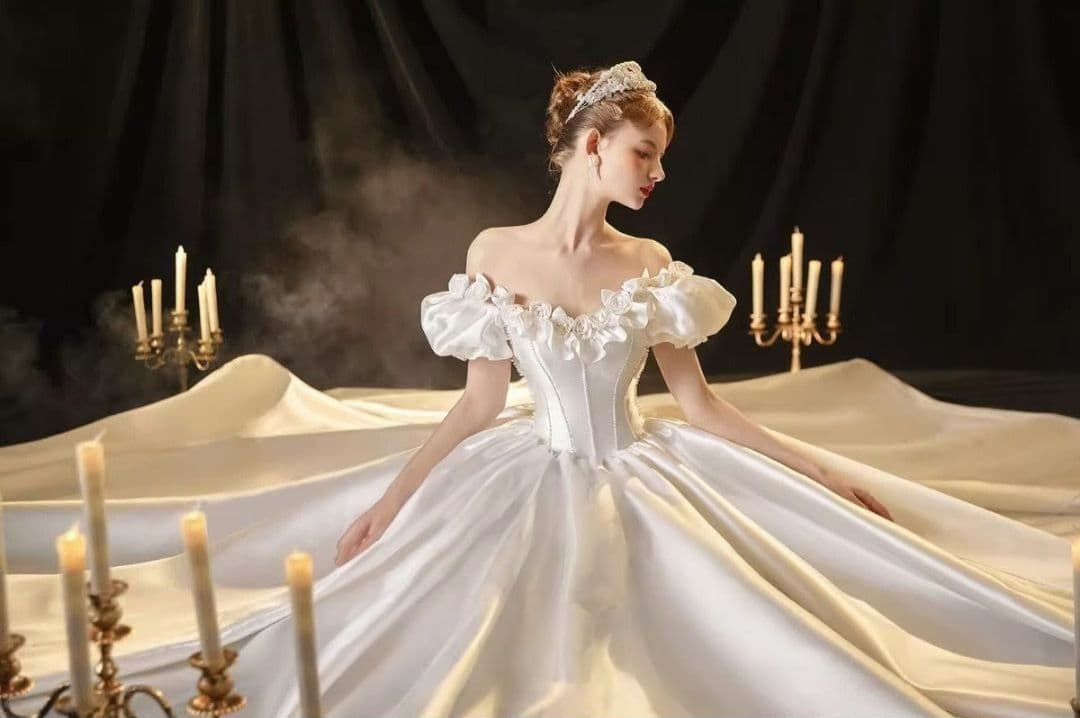 気品漂う光沢サテンとパフスリーブが美しいロイヤルドレス