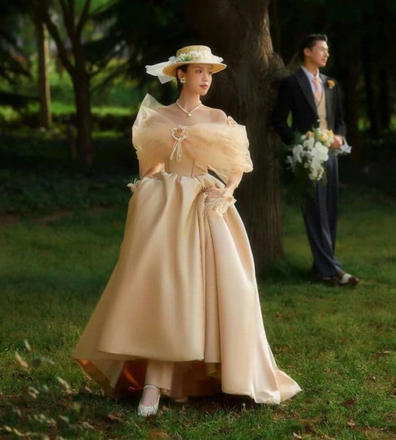 淡いベージュとチュール袖が優雅なクラシカルガーデンドレス