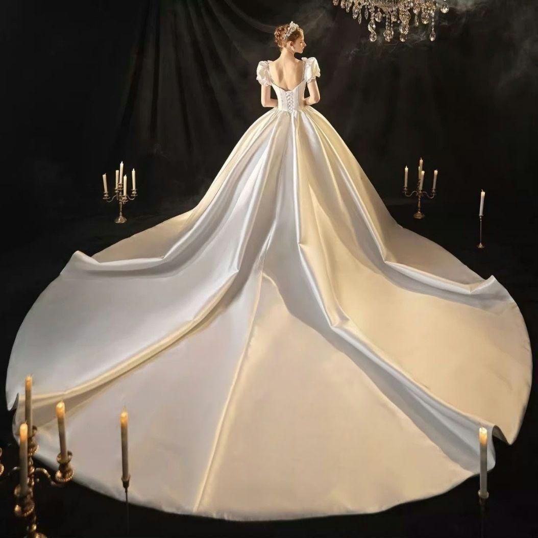 気品漂う光沢サテンとパフスリーブが美しいロイヤルドレス