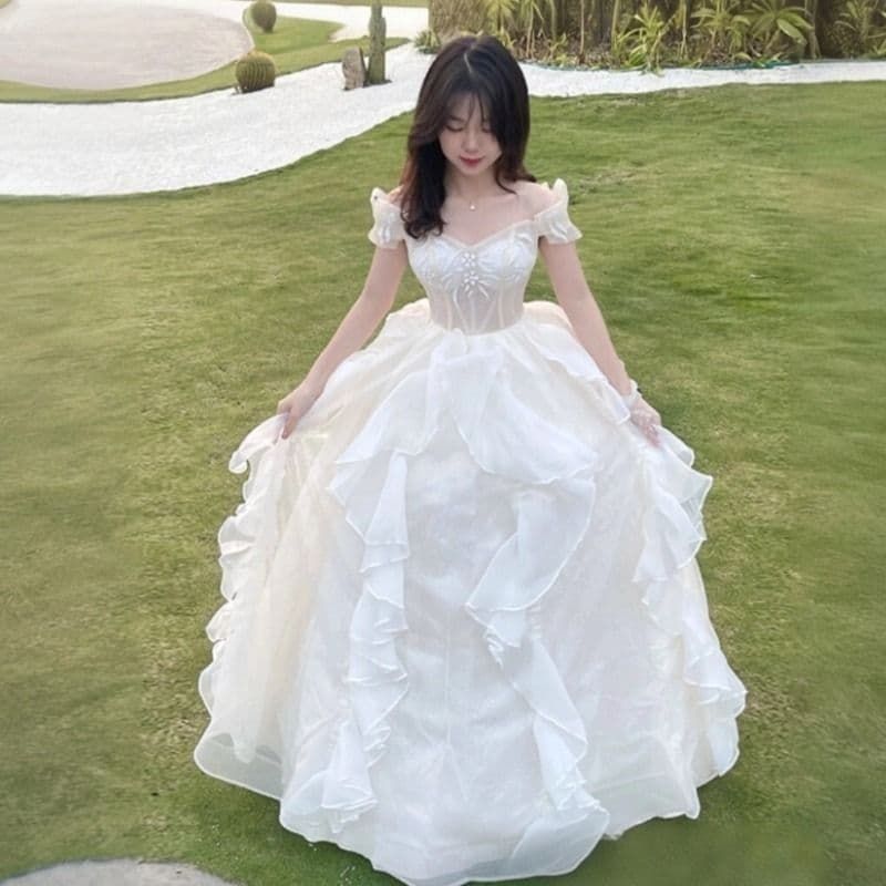 軽やかなフリルが映えるガーデン風プリンセスウェディングドレス