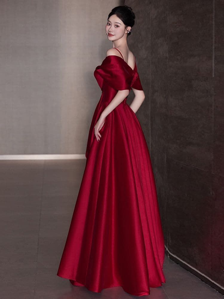深紅サテンが艶やかに映えるオフショルダーリボンドレス マタニティにも