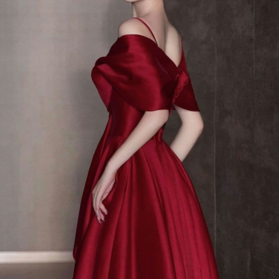 深紅サテンが艶やかに映えるオフショルダーリボンドレス マタニティにも