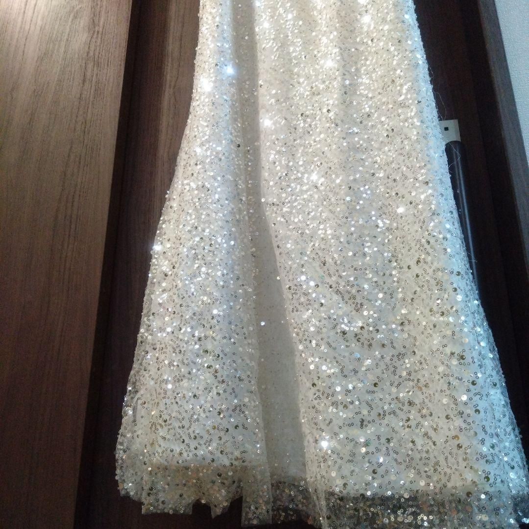 ラグジュアリーな煌めきのオフショルダーロングドレス