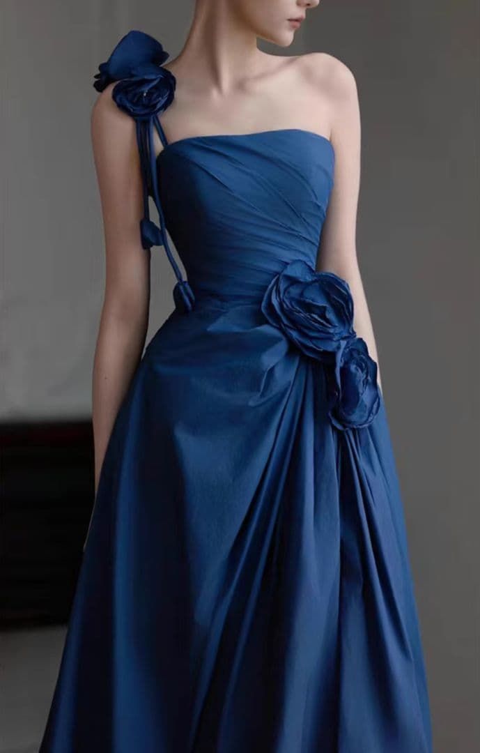 印象的な深みブルーのワンショルダーロングドレス 大きいサイズあり