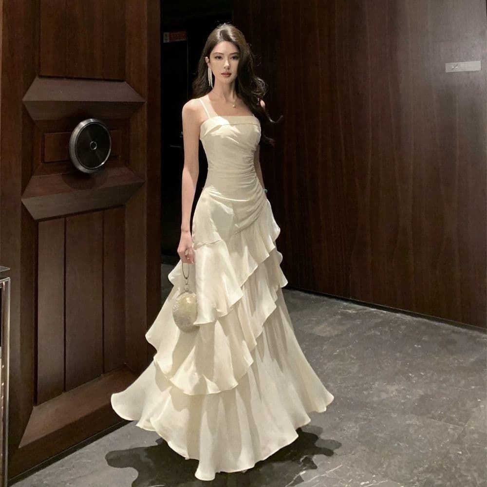 優雅なドレープデザインの上品ティアードドレス白 ウェディング