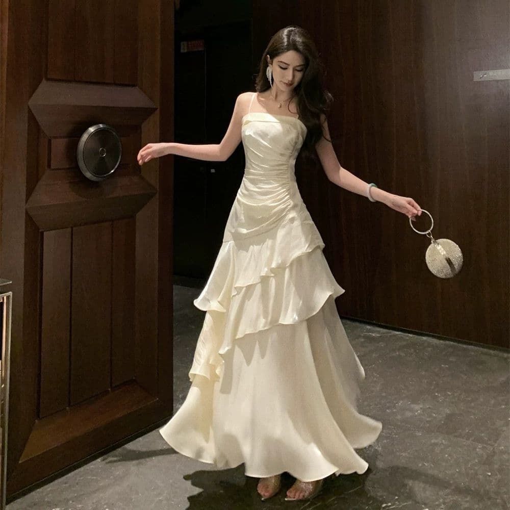 優雅なドレープデザインの上品ティアードドレス白 ウェディング