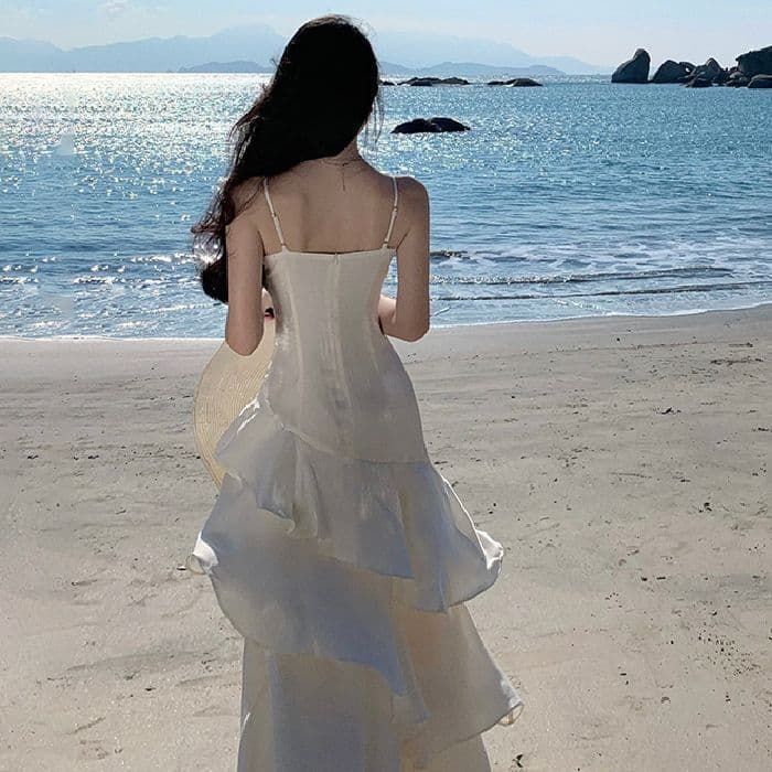 優雅なドレープデザインの上品ティアードドレス白 ウェディング MAAHADDERANG_COM