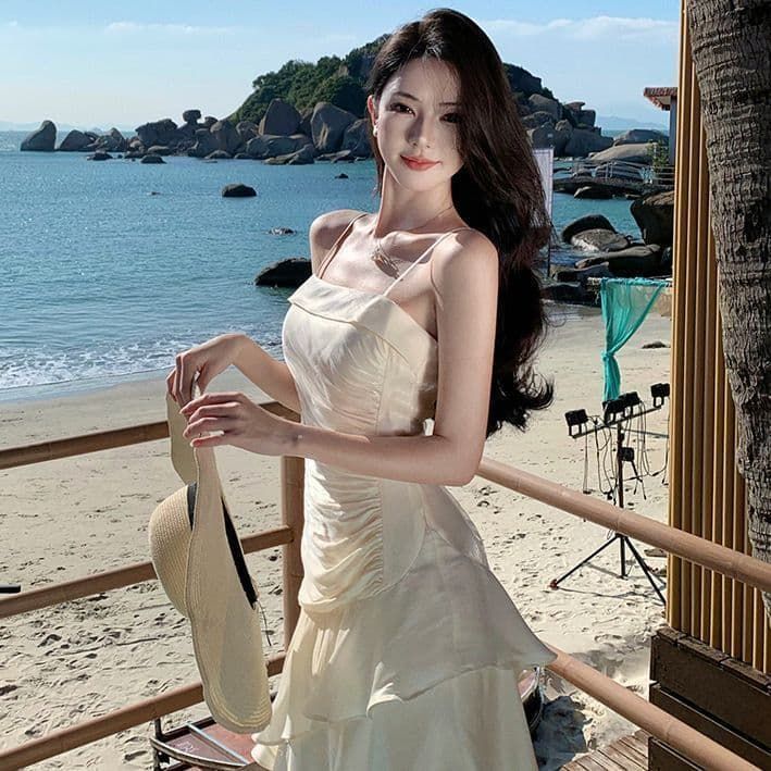 優雅なドレープデザインの上品ティアードドレス白 ウェディング