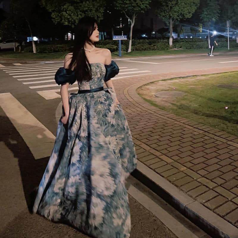 気品ある花柄デザイン×パフスリーブのクラシックドレス