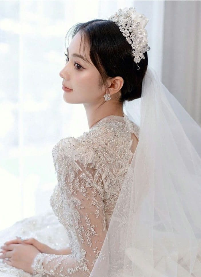 華やかに輝くロングトレーン付きゴージャスウェディングドレス