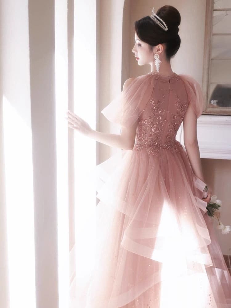 ロマンティックに輝くチュールレイヤードピンクドレス