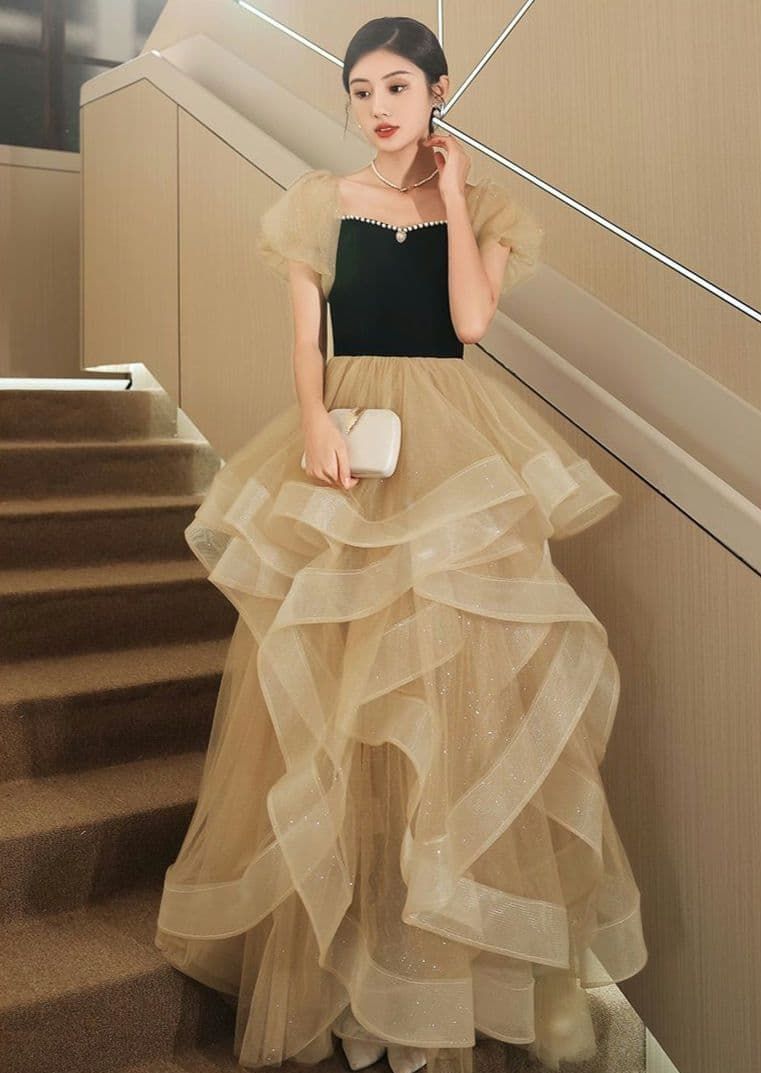 フリルレースが ロングドレス 細見え 華やかゴールド