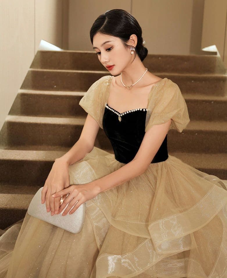 フリルレースが ロングドレス 細見え 華やかゴールド