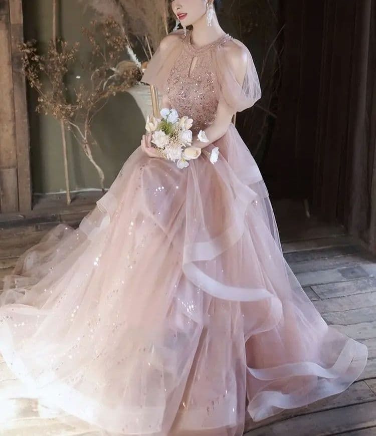 ロマンティックに輝くチュールレイヤードピンクドレス パーティー