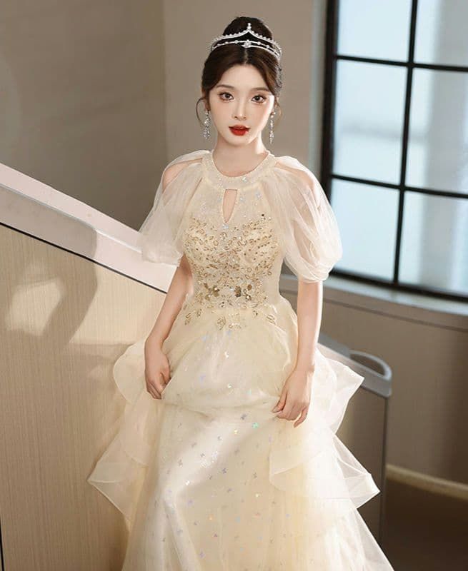 ロマンティックに輝くチュールレイヤードピンクドレス