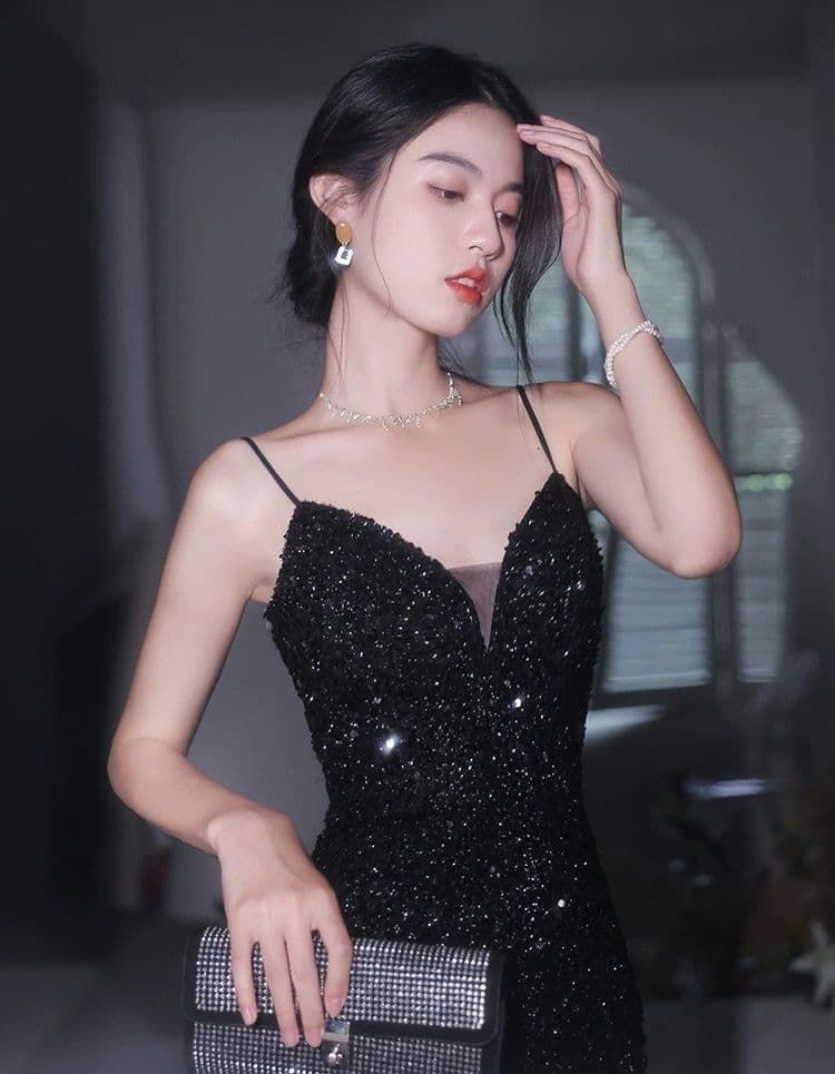 上品な艶めきを放つセクシーキャミロングドレス黒 キャバドレス