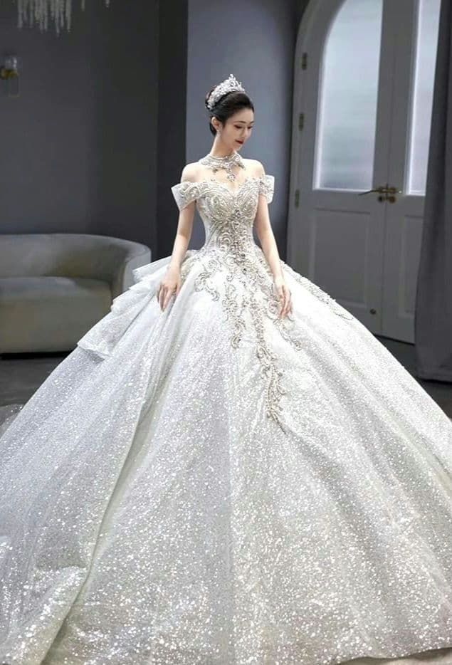 刺繍とビジューが美しい豪華オフショルダーウェディングドレス 前撮り