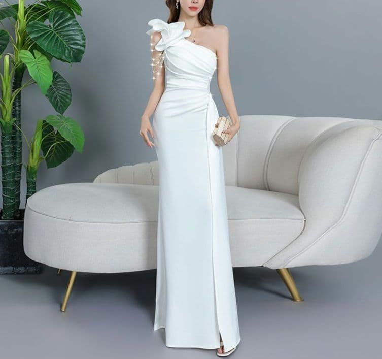 アシンメトリーショルダー × スリットデザイン ホワイトドレス